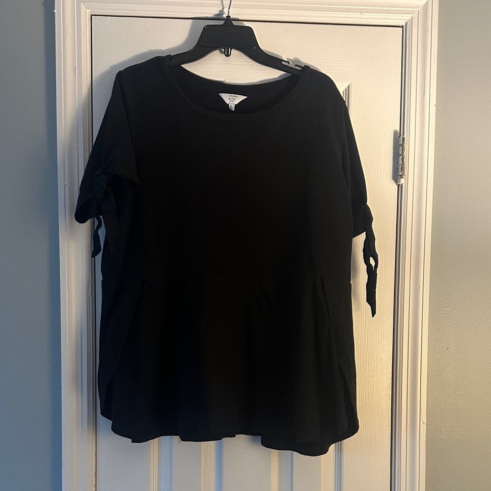 Crown and Ivy Women’s Black Tie-Sleeve Peplum Top